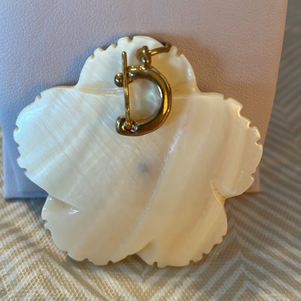 ** 3/$15 NWOT Mother of Pearl Flower & Green Crystal Enhancer - Picture 2 of 2